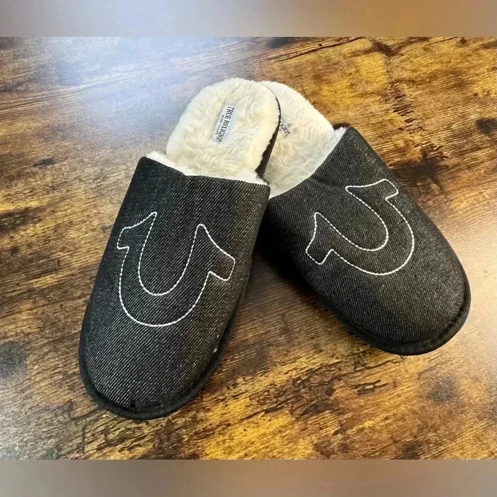 TRUE RELIGION | men’s logo slippers. Size: M 9-10